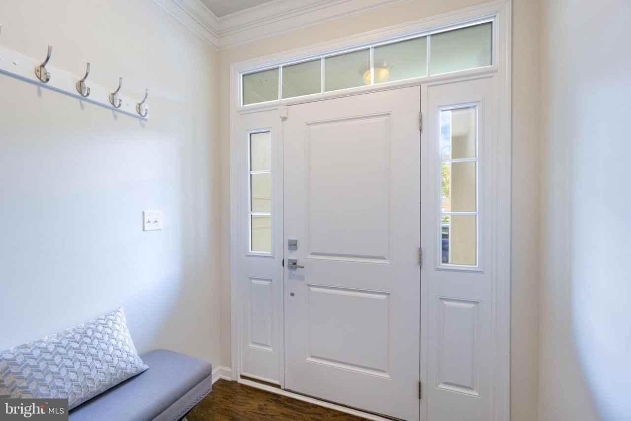 22503 Naugatuck Sq - Photo 4 of 36