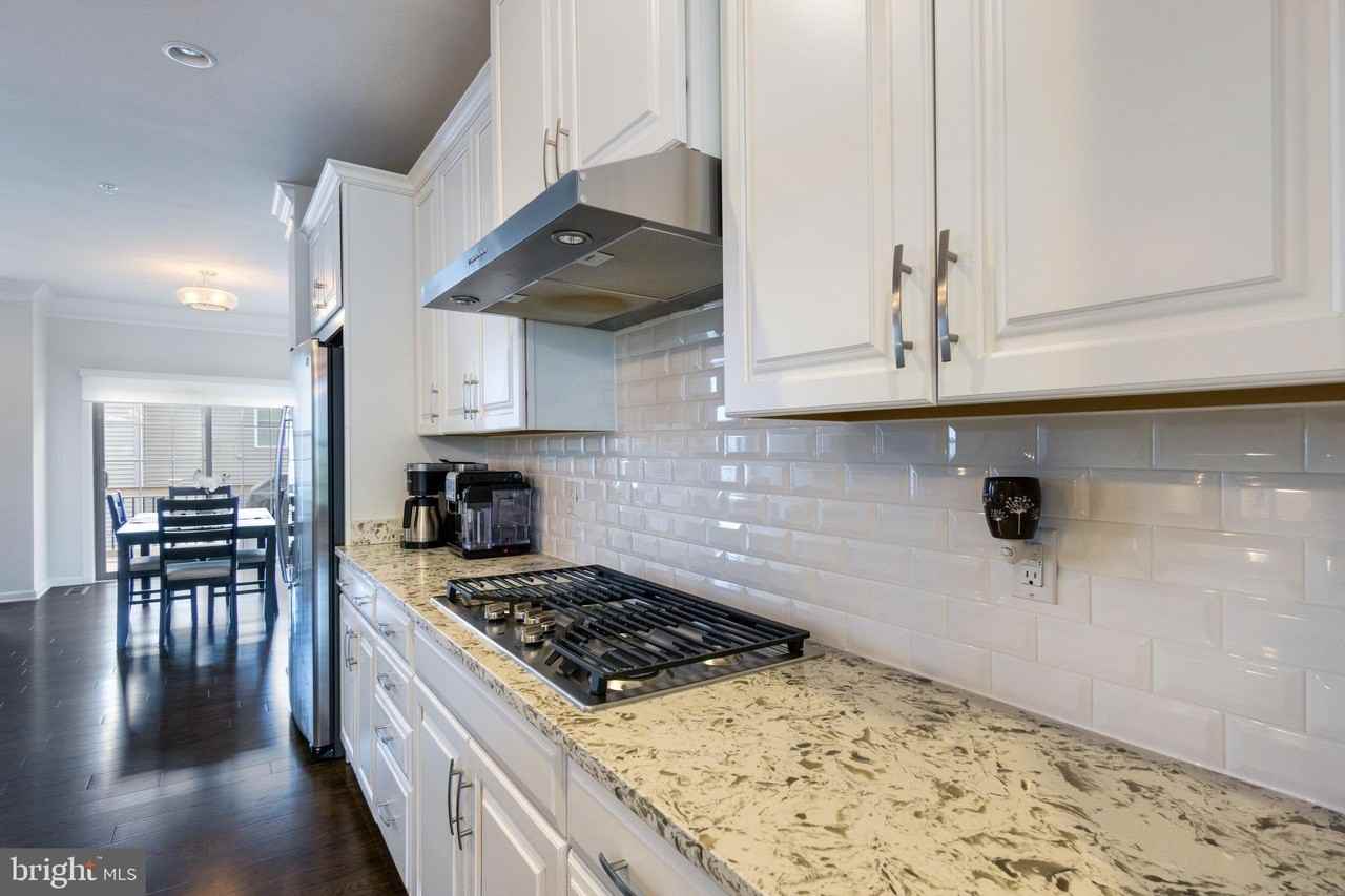 22503 Naugatuck Sq - Photo 5 of 36
