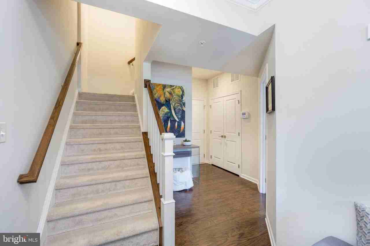 22503 Naugatuck Sq - Photo 6 of 36