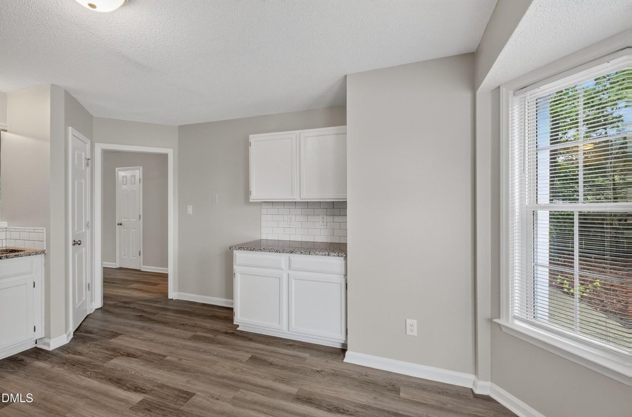 615 Moore St - Photo 7 of 24