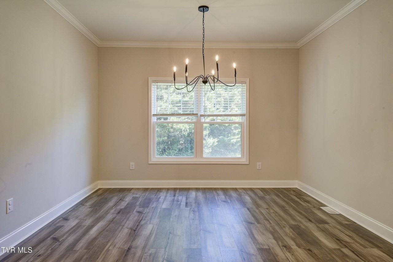 872 Ava Dr - Photo 6 of 37