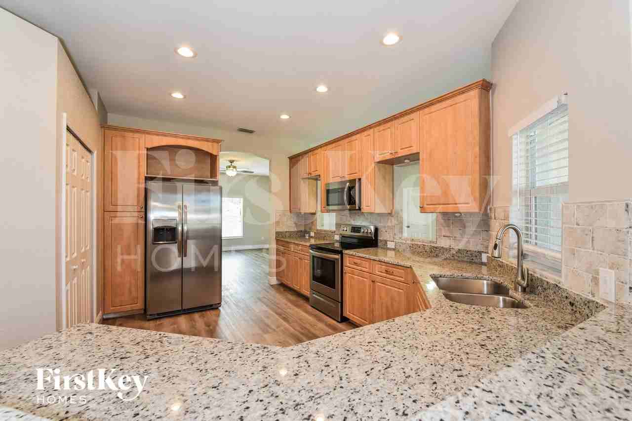 835 Sw 17th Ter - Photo 6 of 15