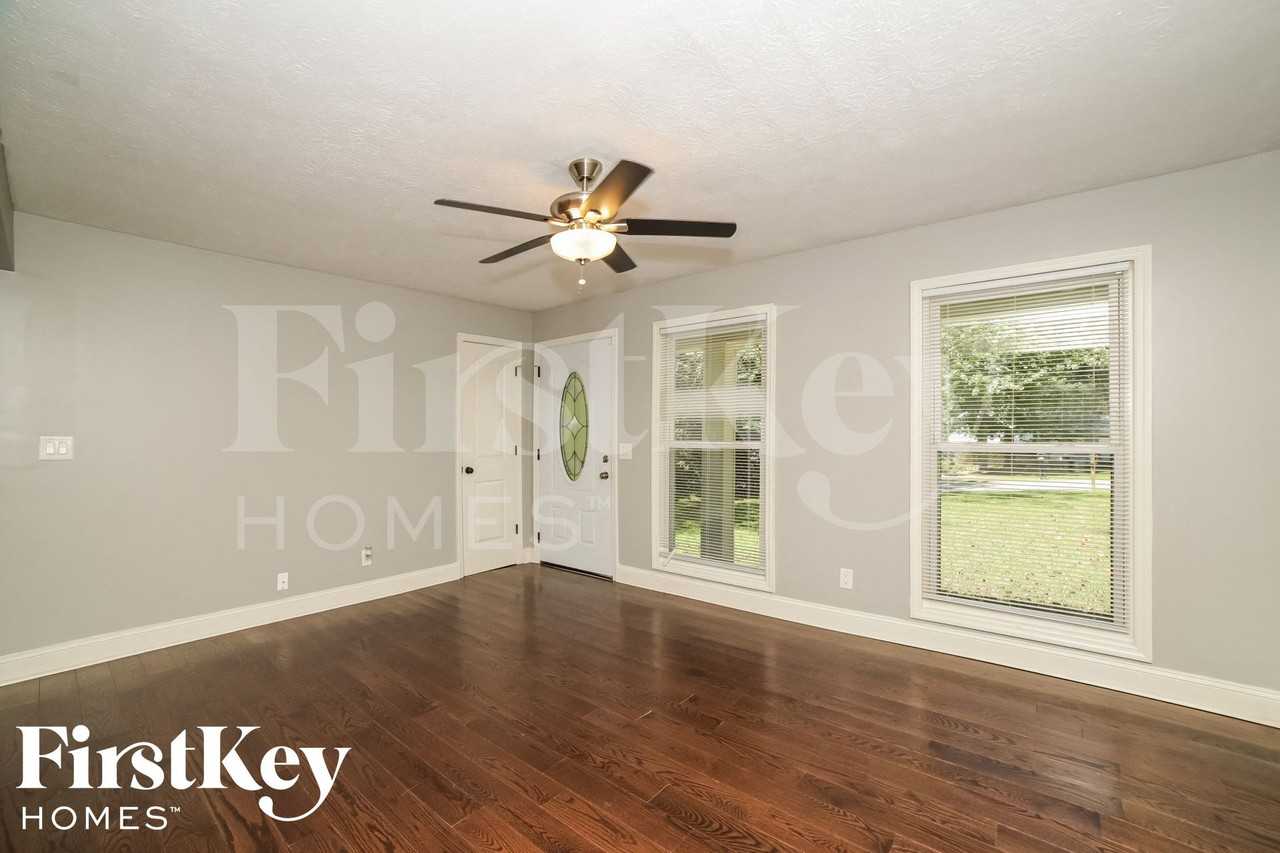 6159 Prince Ct - Photo 3 of 15