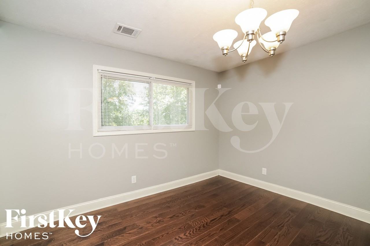 6159 Prince Ct - Photo 4 of 15