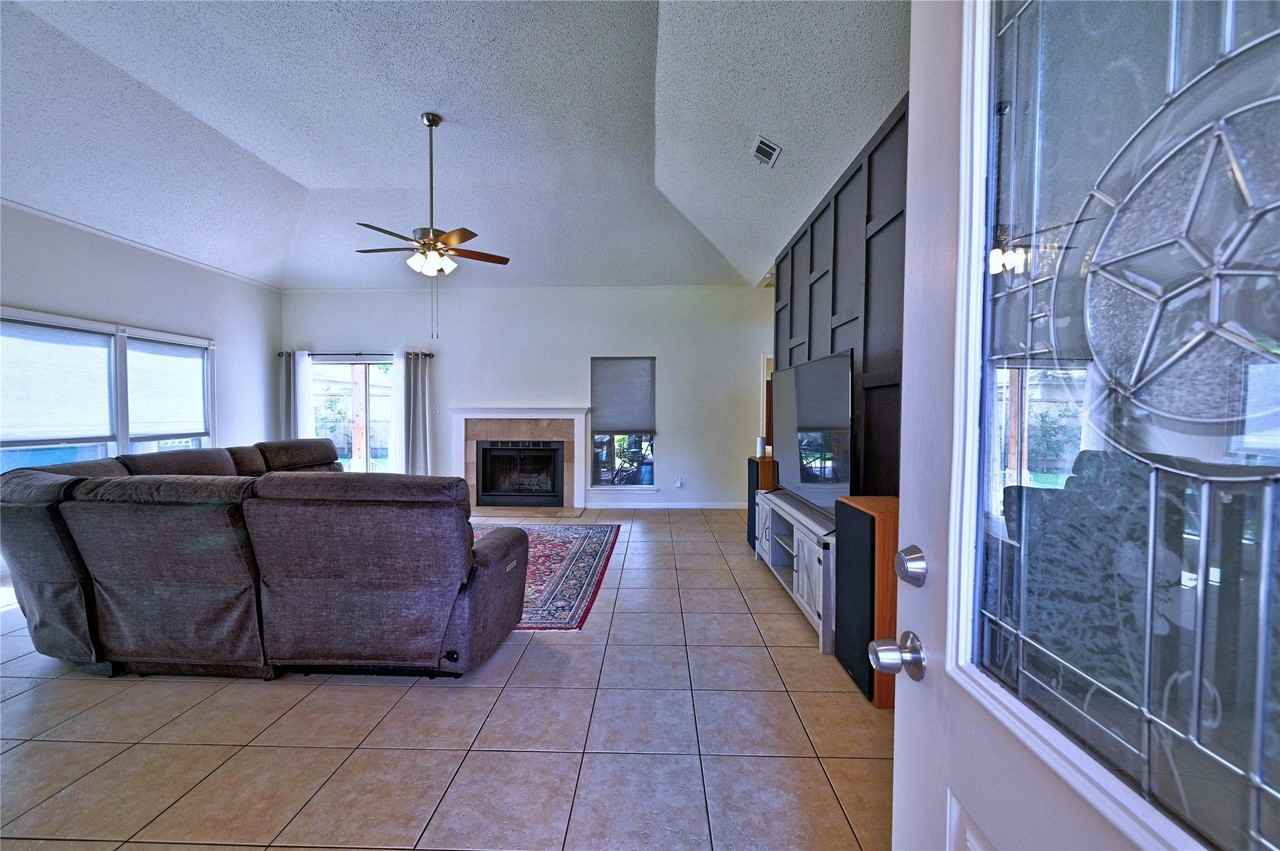7407 Creekfield Dr - Photo 3 of 50