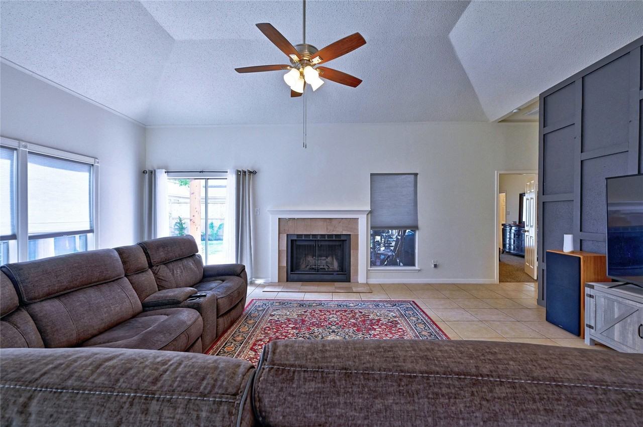 7407 Creekfield Dr - Photo 4 of 50