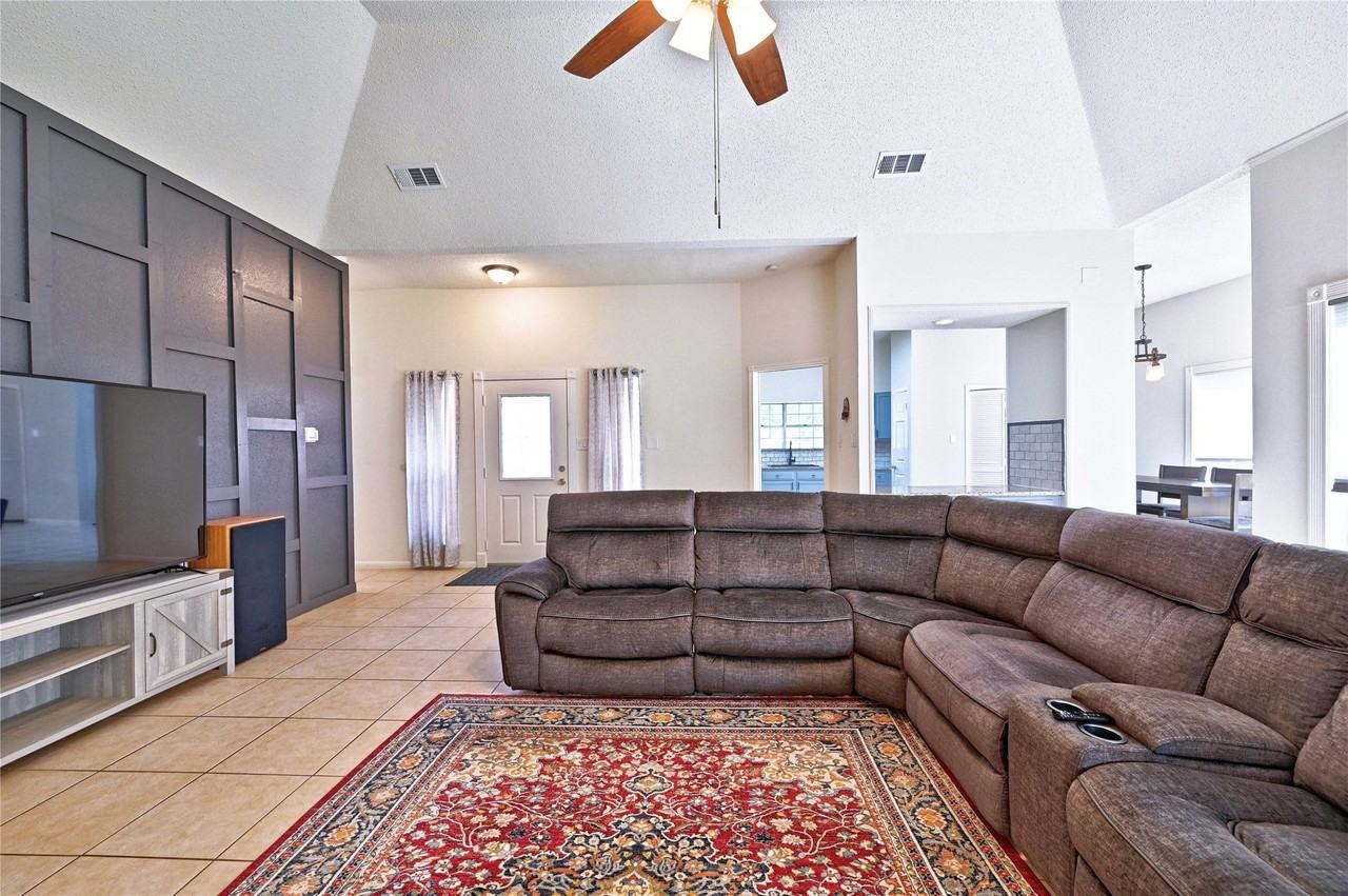 7407 Creekfield Dr - Photo 6 of 50