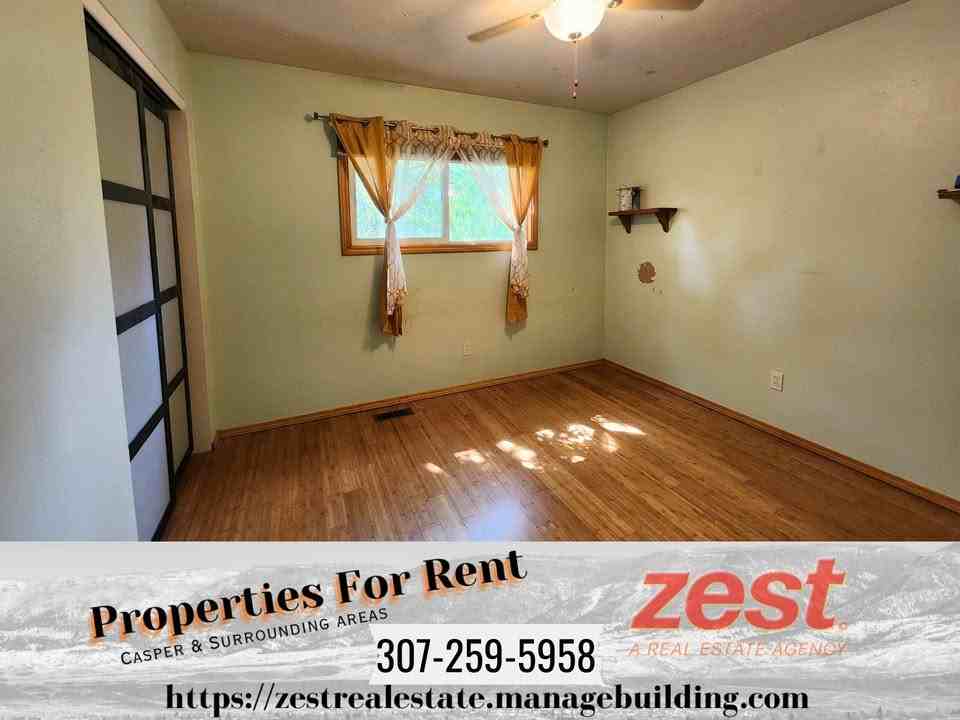 955 Riverbend Dr #1 - Photo 3 of 10