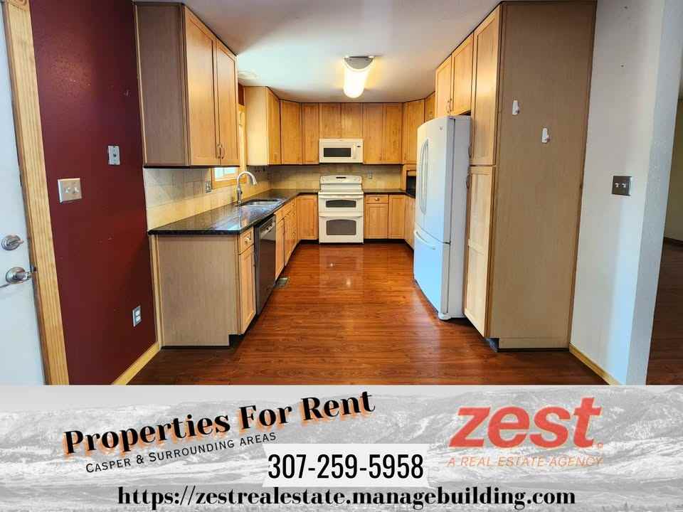 955 Riverbend Dr #1 - Photo 4 of 10
