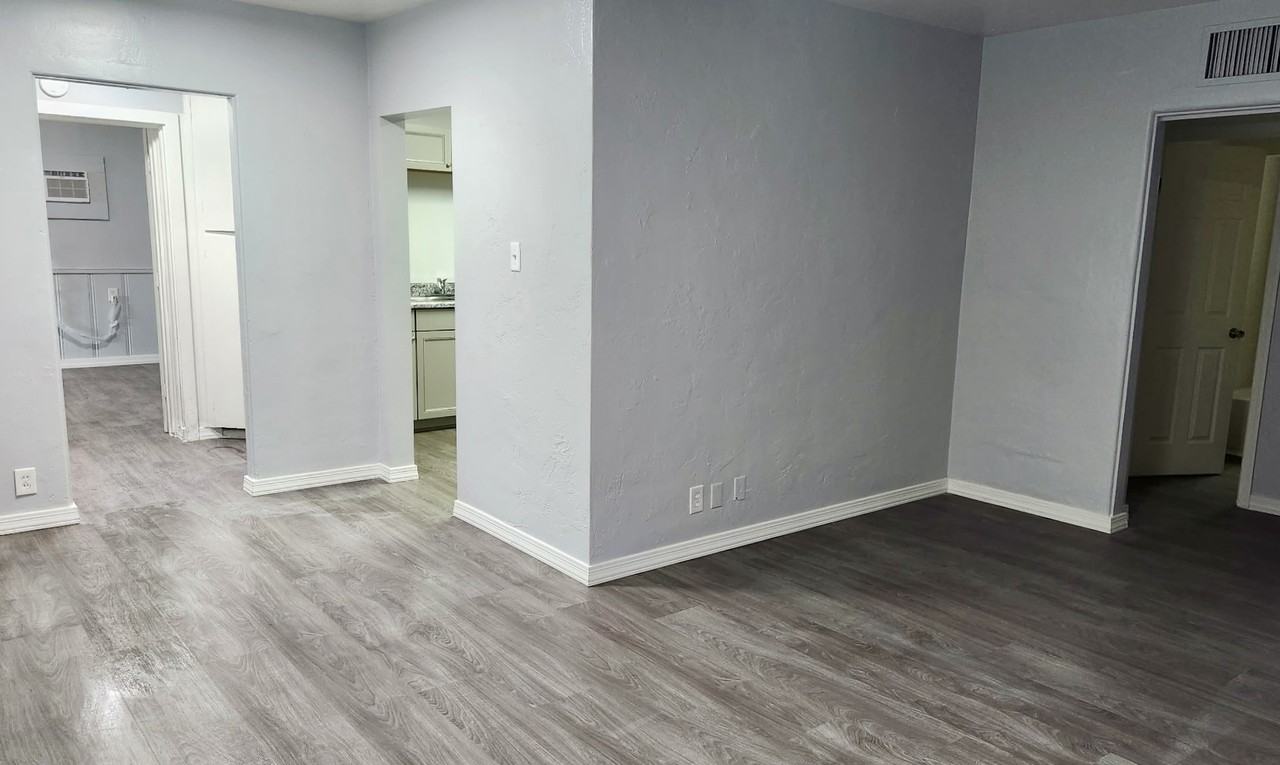 7561 N 27th Ave #1 - Photo 4 of 12
