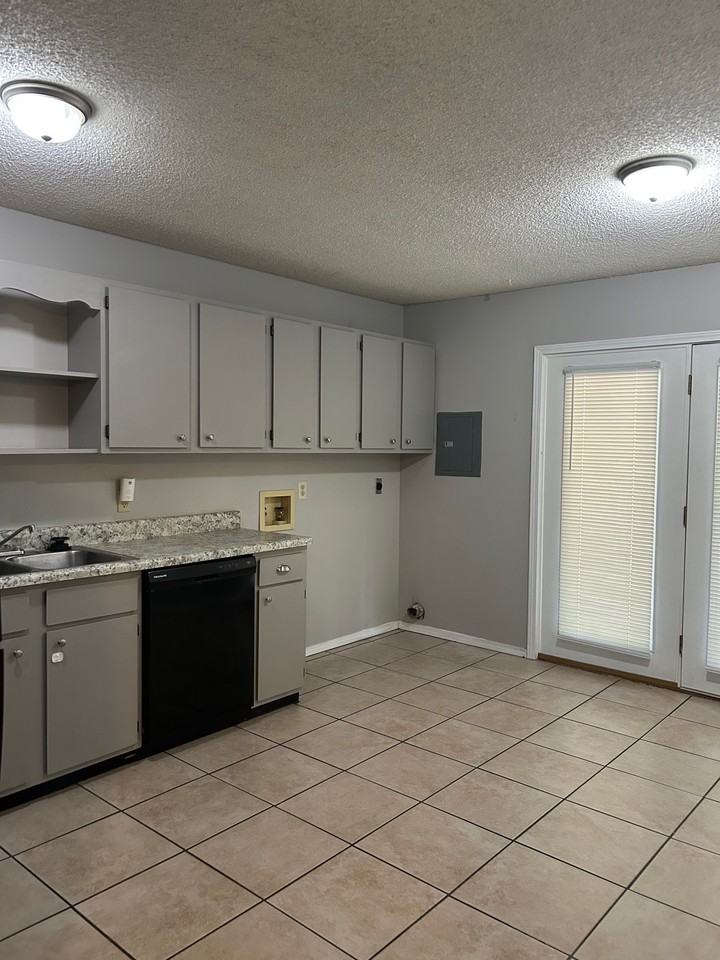 220 Brooke Lynn Dr #D - Photo 4 of 7