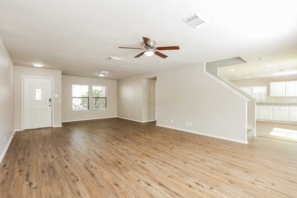 10218 Sandbrook Hl - Photo 4 of 17