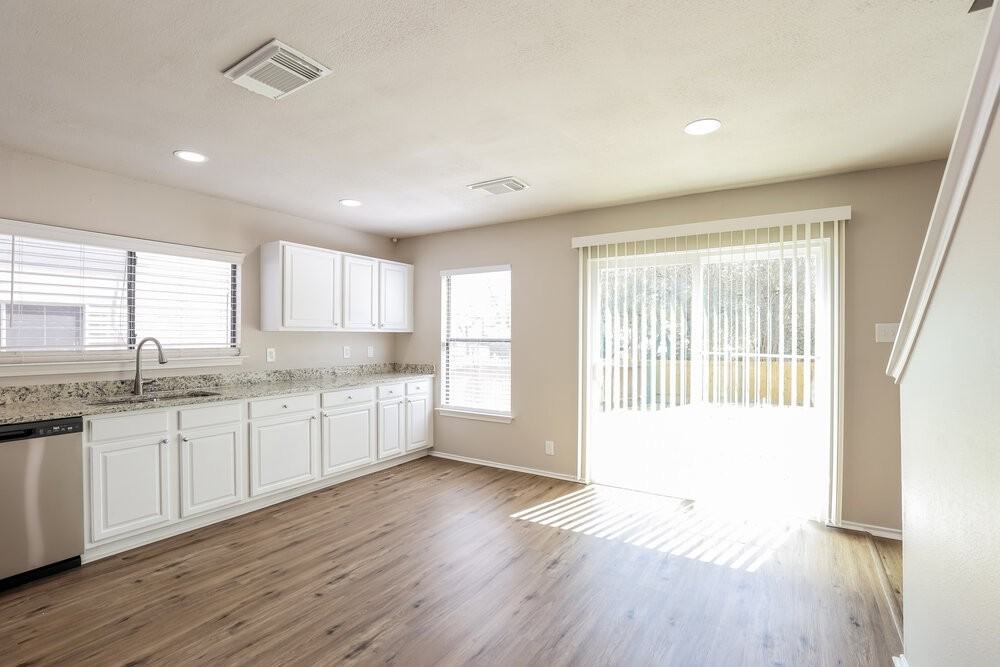 10218 Sandbrook Hl - Photo 5 of 17