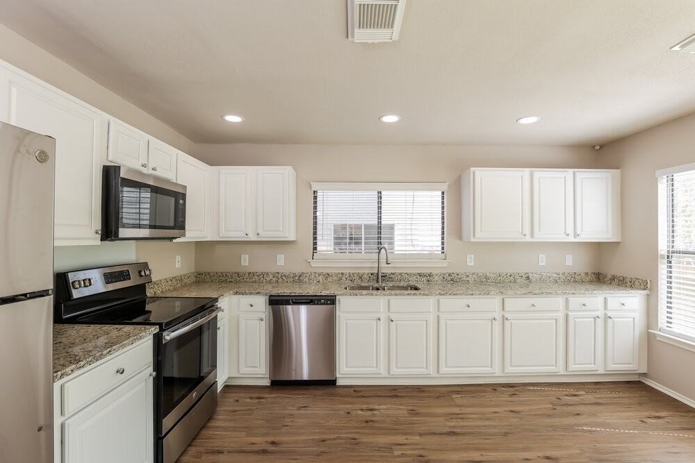 10218 Sandbrook Hl - Photo 7 of 17