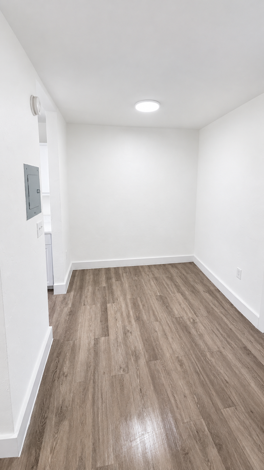 Airport Manor - Photo 4 of 16