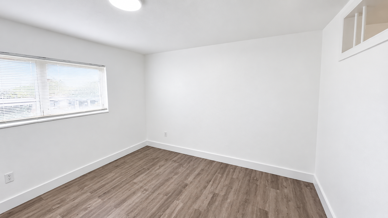 Airport Manor - Photo 6 of 16