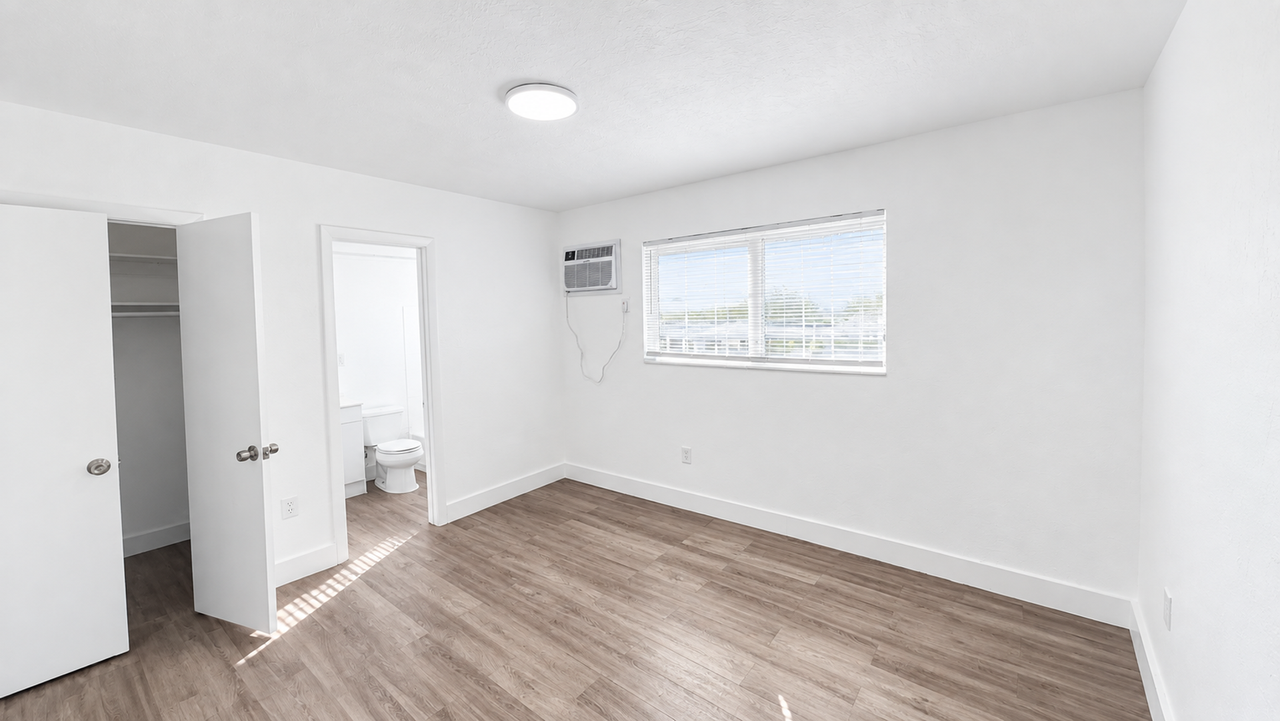 Airport Manor - Photo 7 of 16