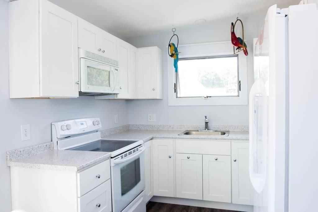182 Bayview Ave - Photo 6 of 14