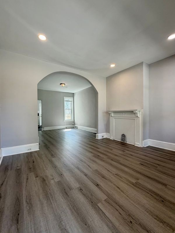 2555 N Hollywood St - Photo 3 of 17