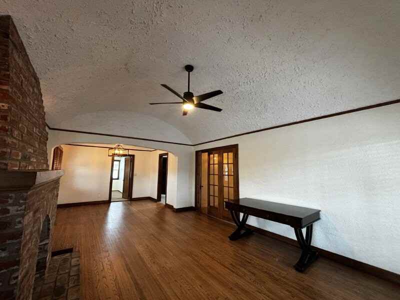 3812 E 10th St - Photo 3 of 17