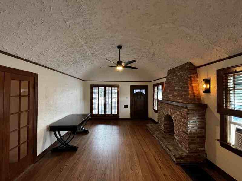 3812 E 10th St - Photo 4 of 17