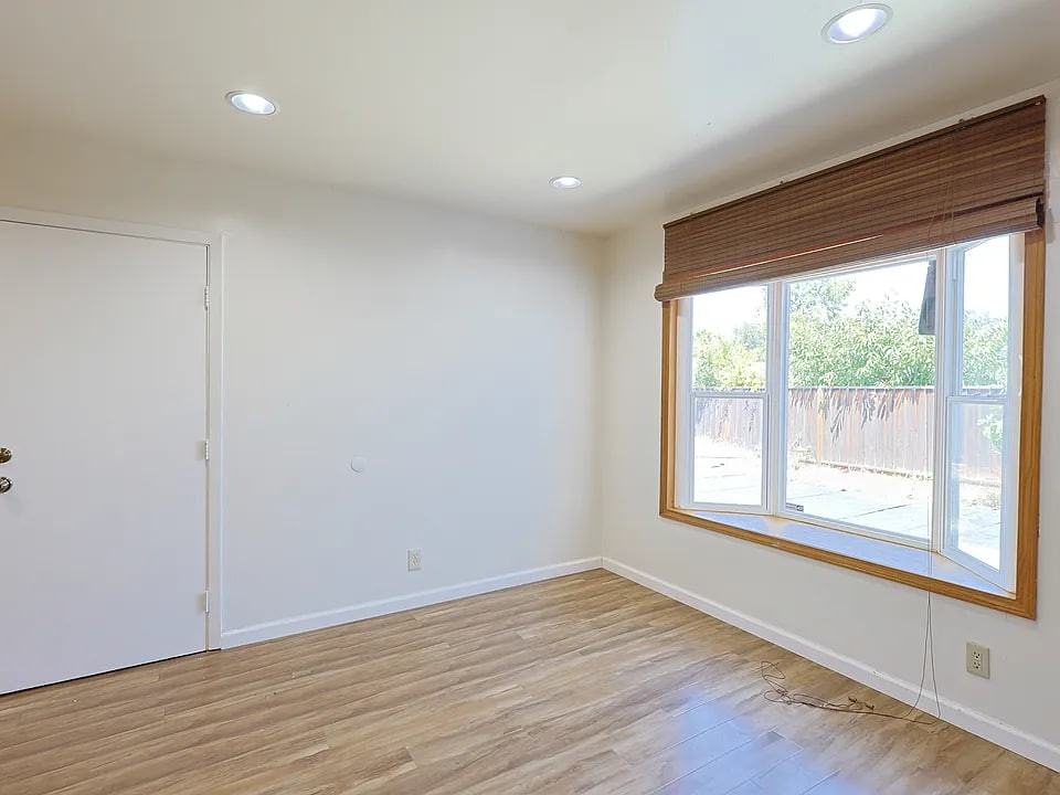 1672 Nightingale Ave - Photo 4 of 4