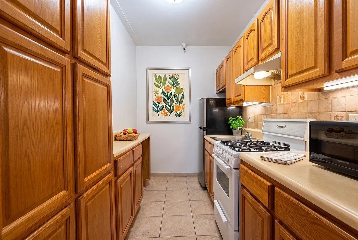 129 W 56th St #3R - Photo 3 of 4