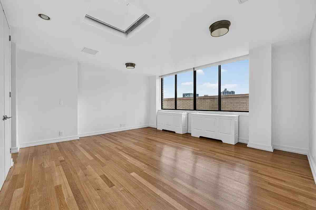 245 E 44th St #PH - Photo 5 of 19