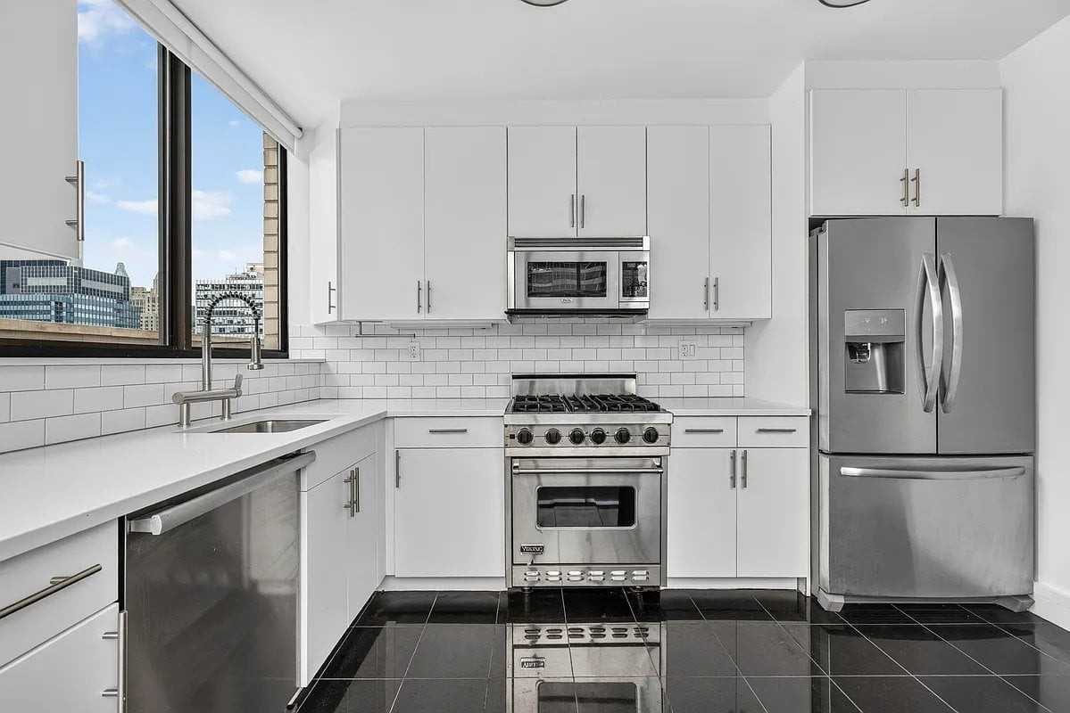 245 E 44th St #PH - Photo 7 of 19