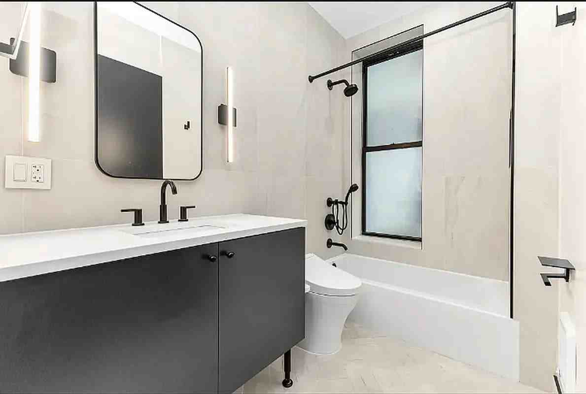 314 W 51st St #1B - Photo 6 of 7