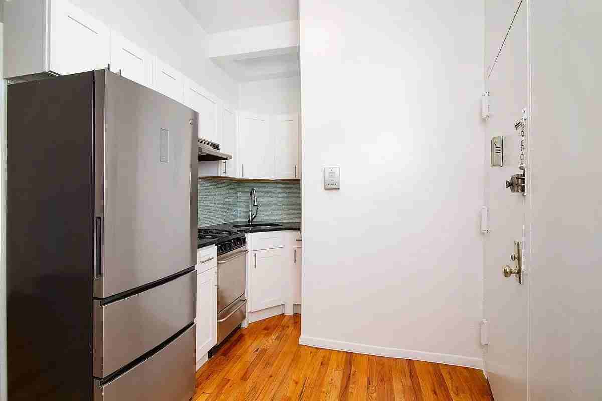 400 E 53rd St #2E - Photo 3 of 5