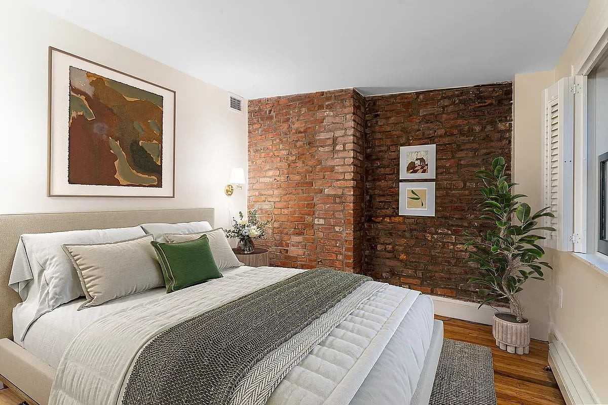 564 Hudson St #2 - Photo 3 of 8