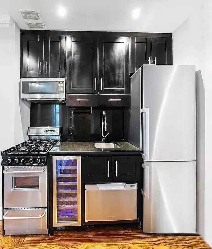 564 Hudson St #4 - Photo 3 of 4