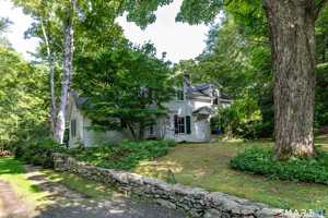 featured image of 29 Holiday Point Rd