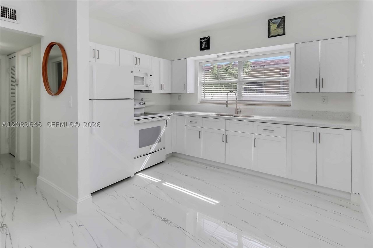 1236 Ne 109th St #2 - Photo 3 of 39
