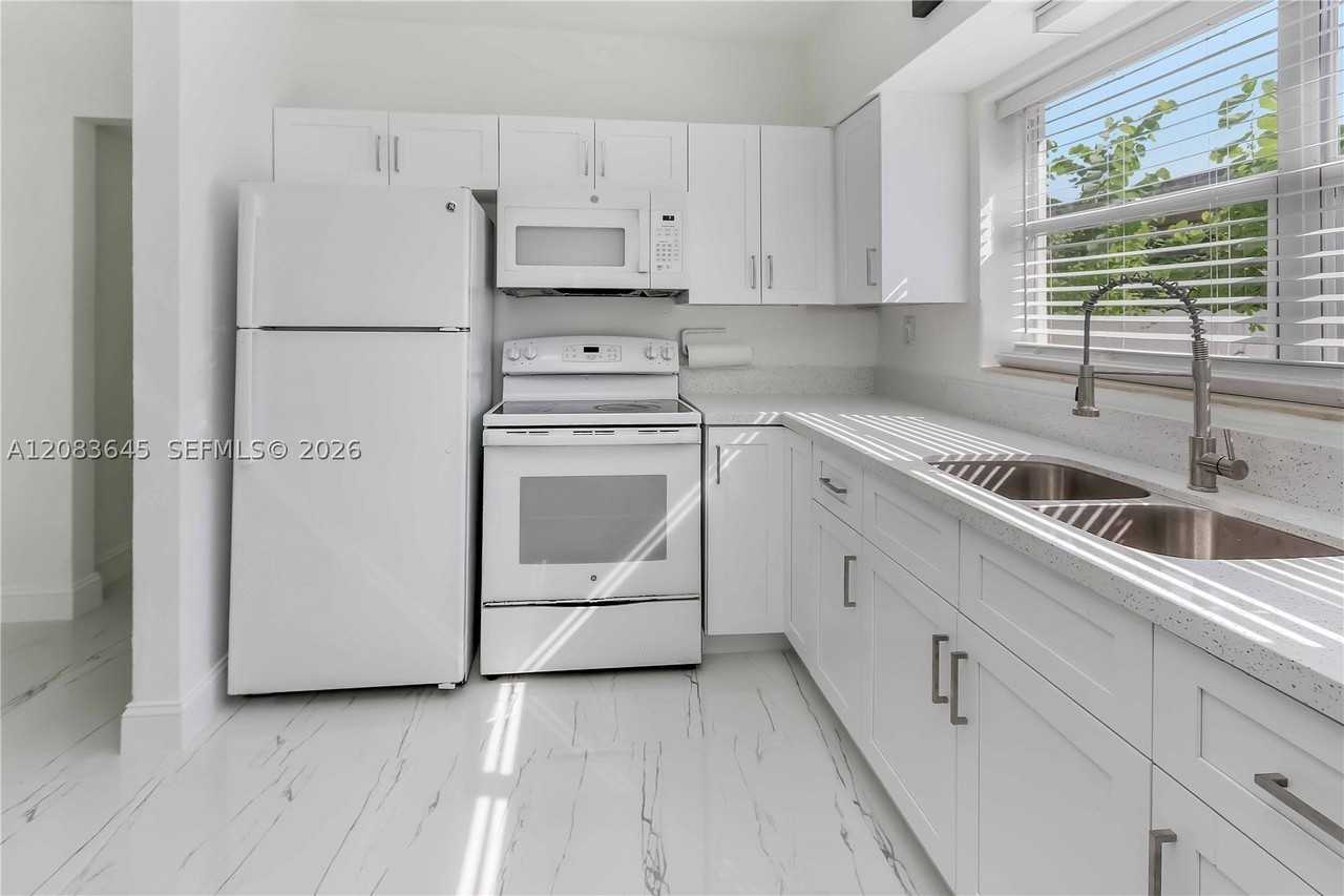 1236 Ne 109th St #2 - Photo 6 of 39