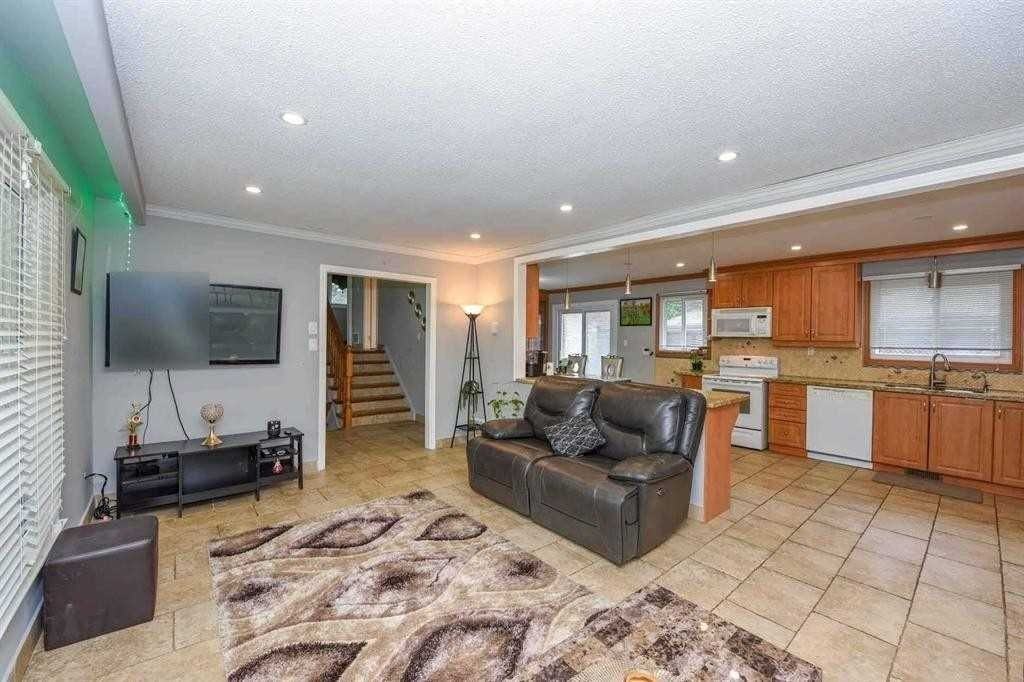 2 Marchbank Crescent - Photo 5 of 34