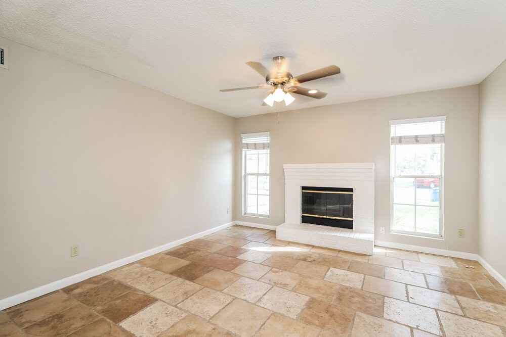 653 Staffordshire Dr E - Photo 5 of 17