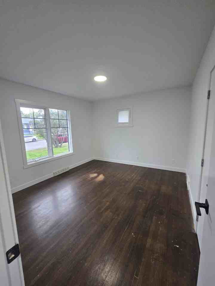 2204 25 Ave Nw - Photo 3 of 17