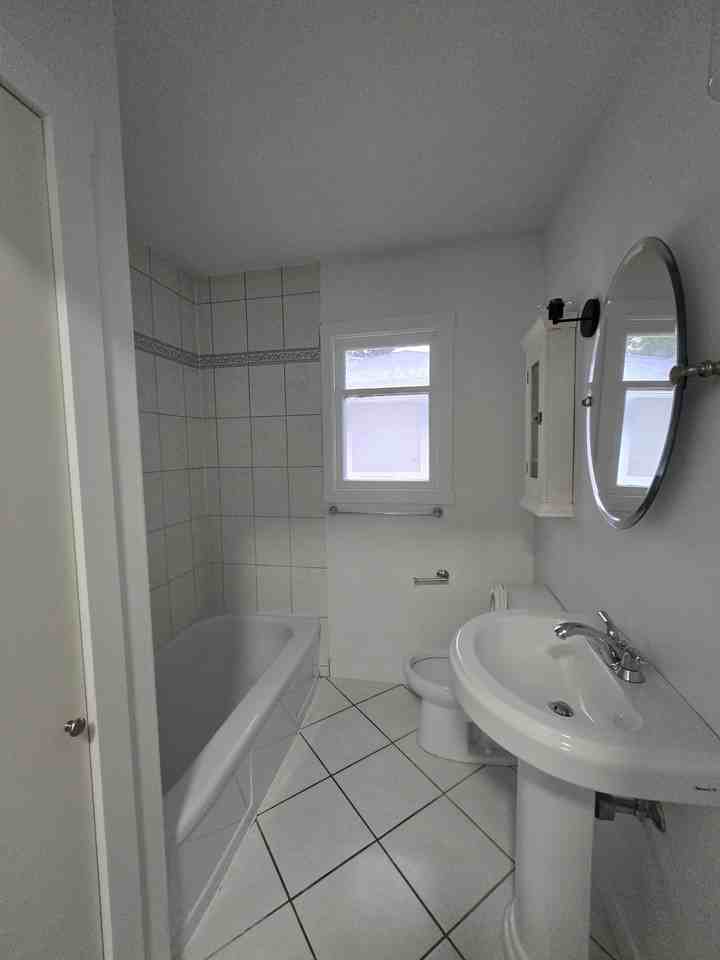 2204 25 Ave Nw - Photo 7 of 17