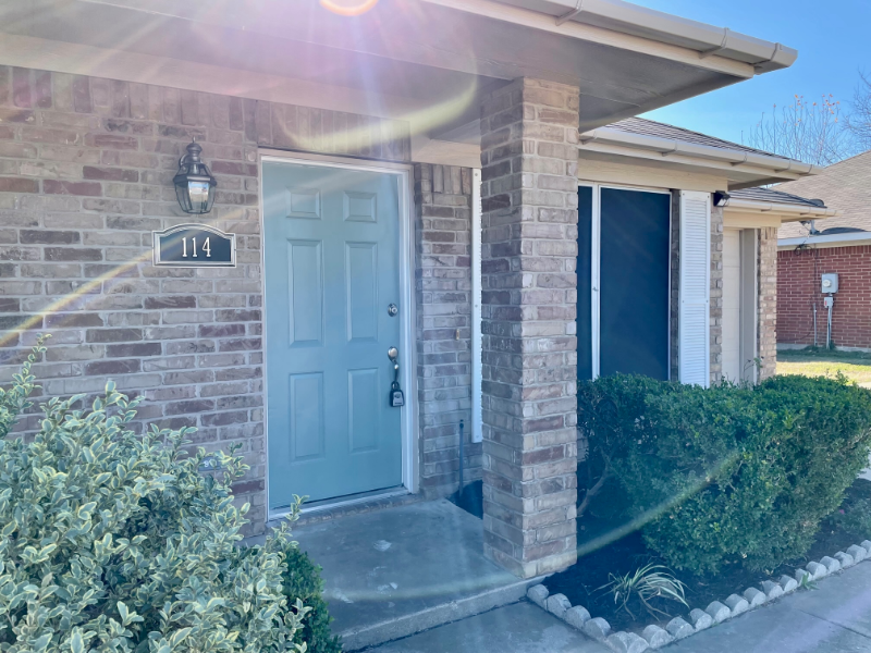 114 Janis St - Photo 4 of 25