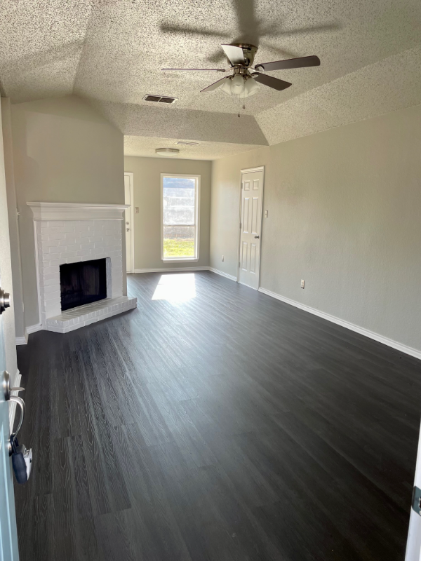 114 Janis St - Photo 6 of 25