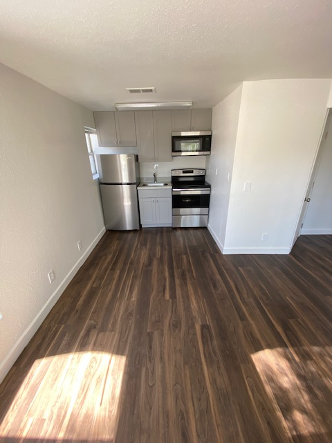 317 N 17th Dr #5 - Photo 2 of 8