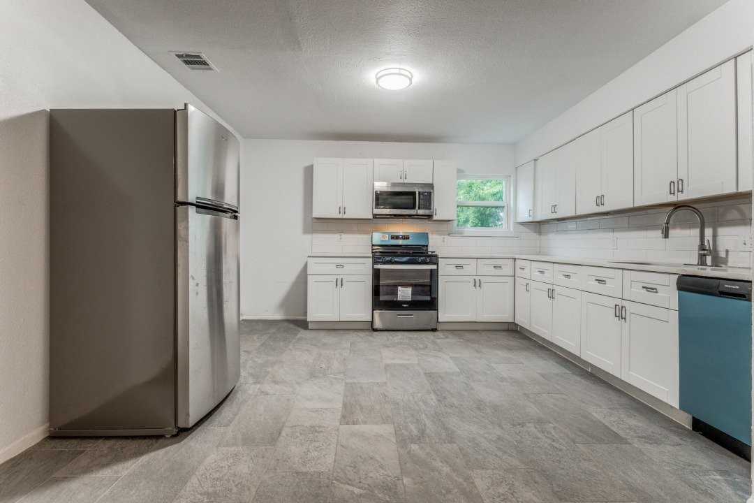 1039 Star St - Photo 2 of 9
