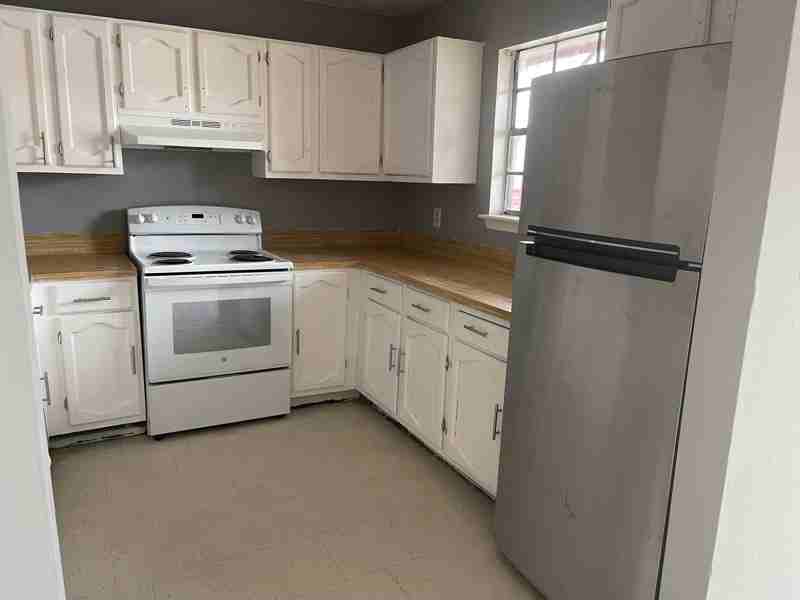 406 Scotsdale St - Photo 7 of 13