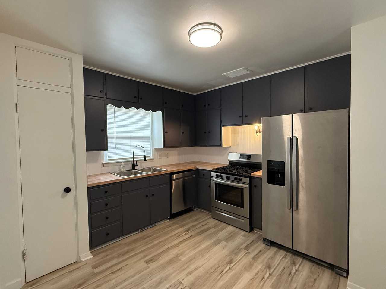 1904 N Lincoln Ave - Photo 2 of 9