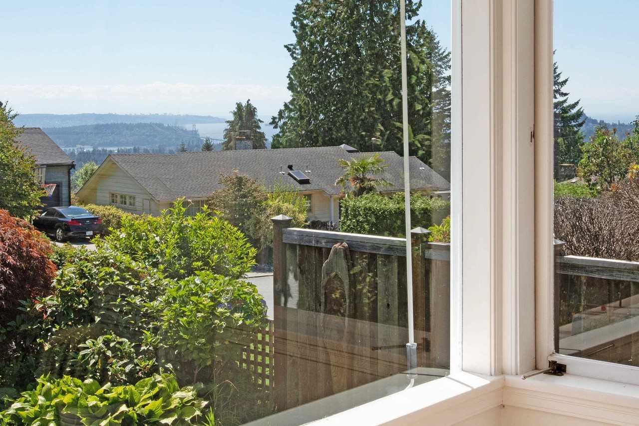 150 Carisbrooke Crescent - Photo 3 of 27