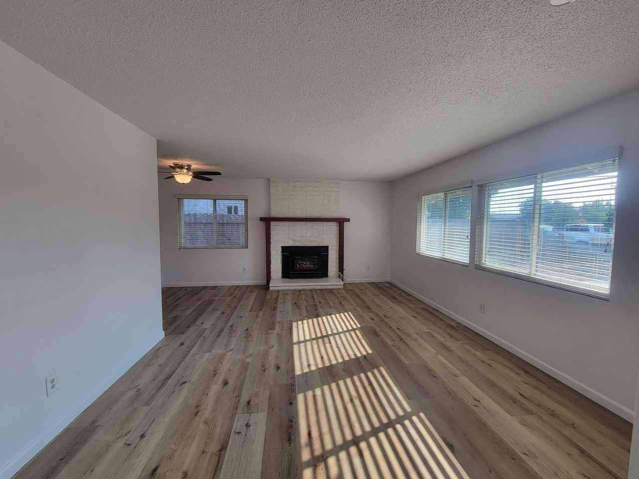 2704 S Fairway Ct - Photo 3 of 16