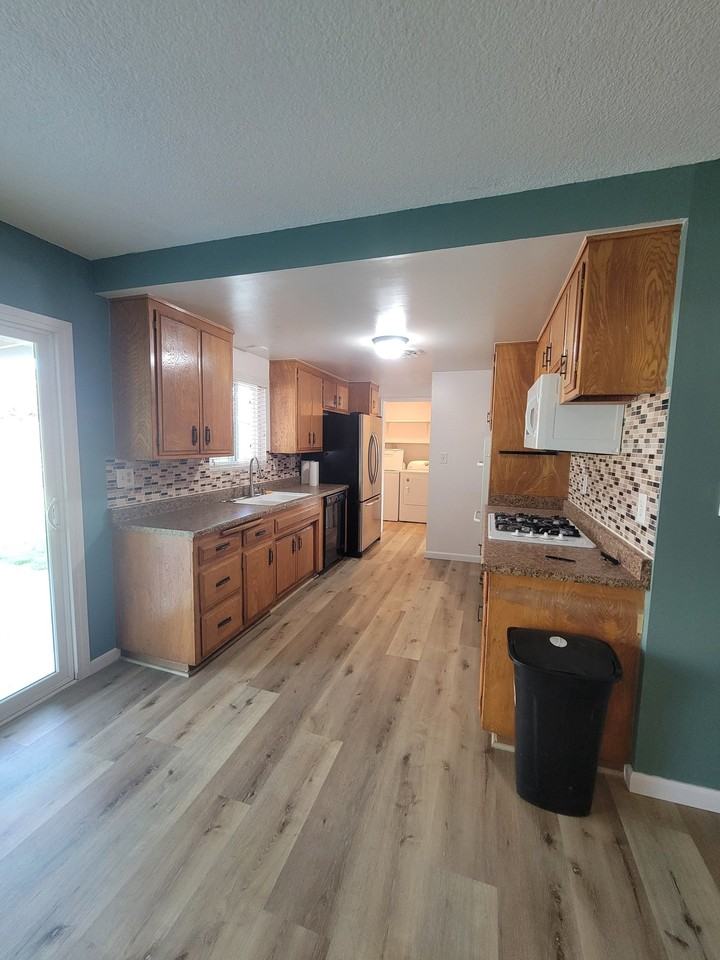2704 S Fairway Ct - Photo 7 of 16