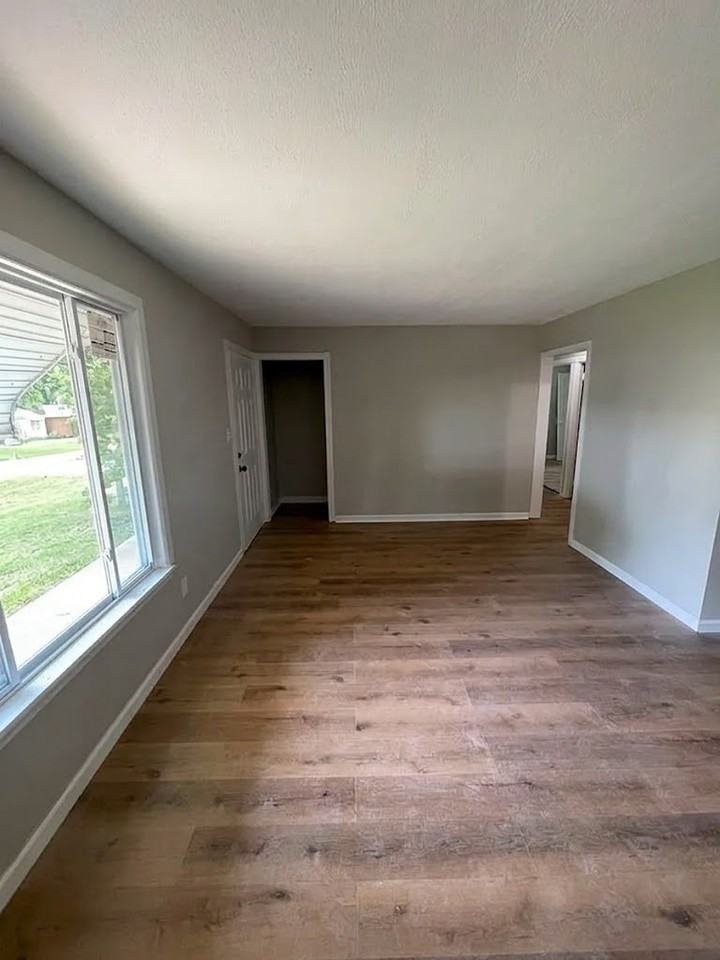 720 E 258th St - Photo 5 of 22